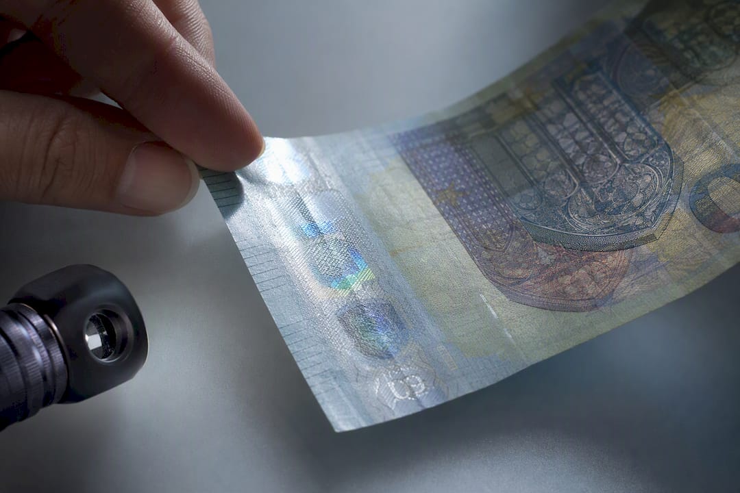 Banknoto apsaugos žymės tikrinamos iš arti