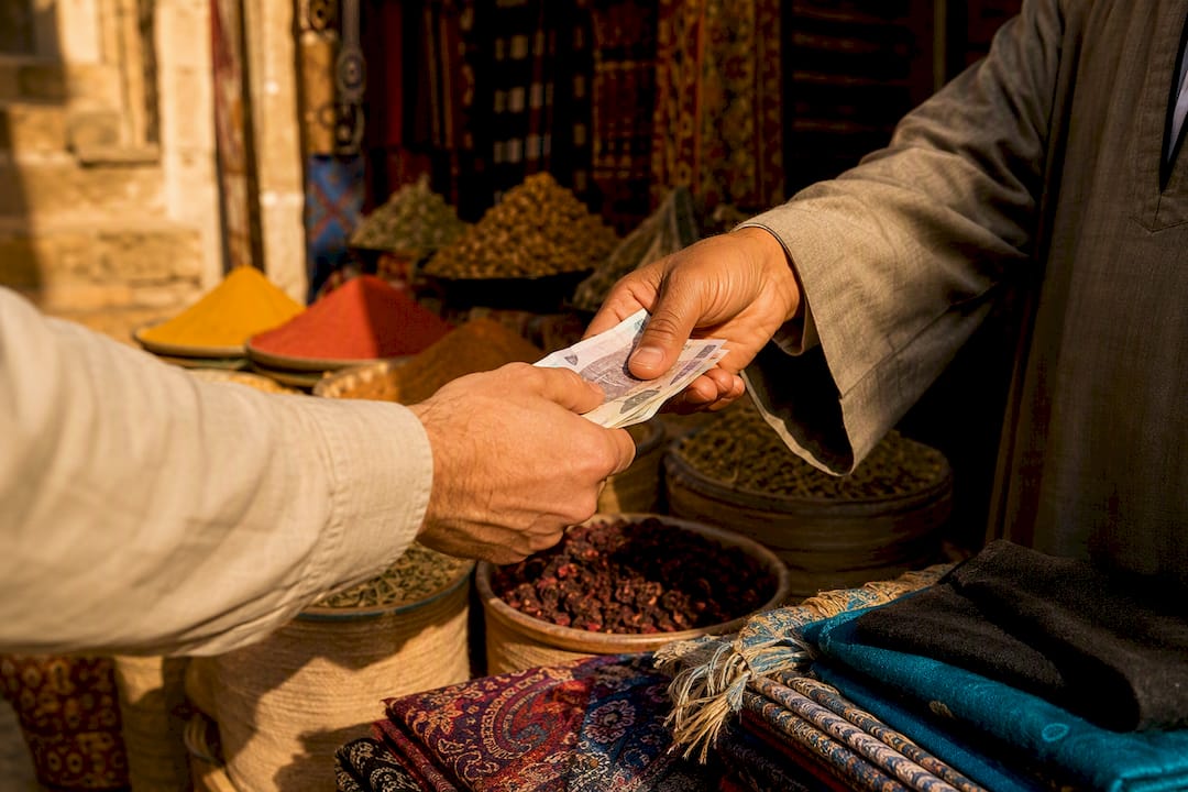 Keliautojas Egipto turguje atsiskaito grynaisiais