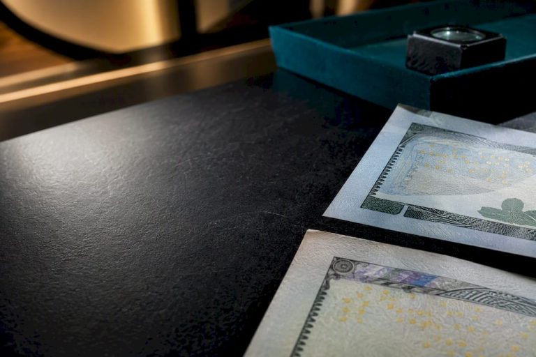 Senų ir naujų dolerių banknotų atplaišos