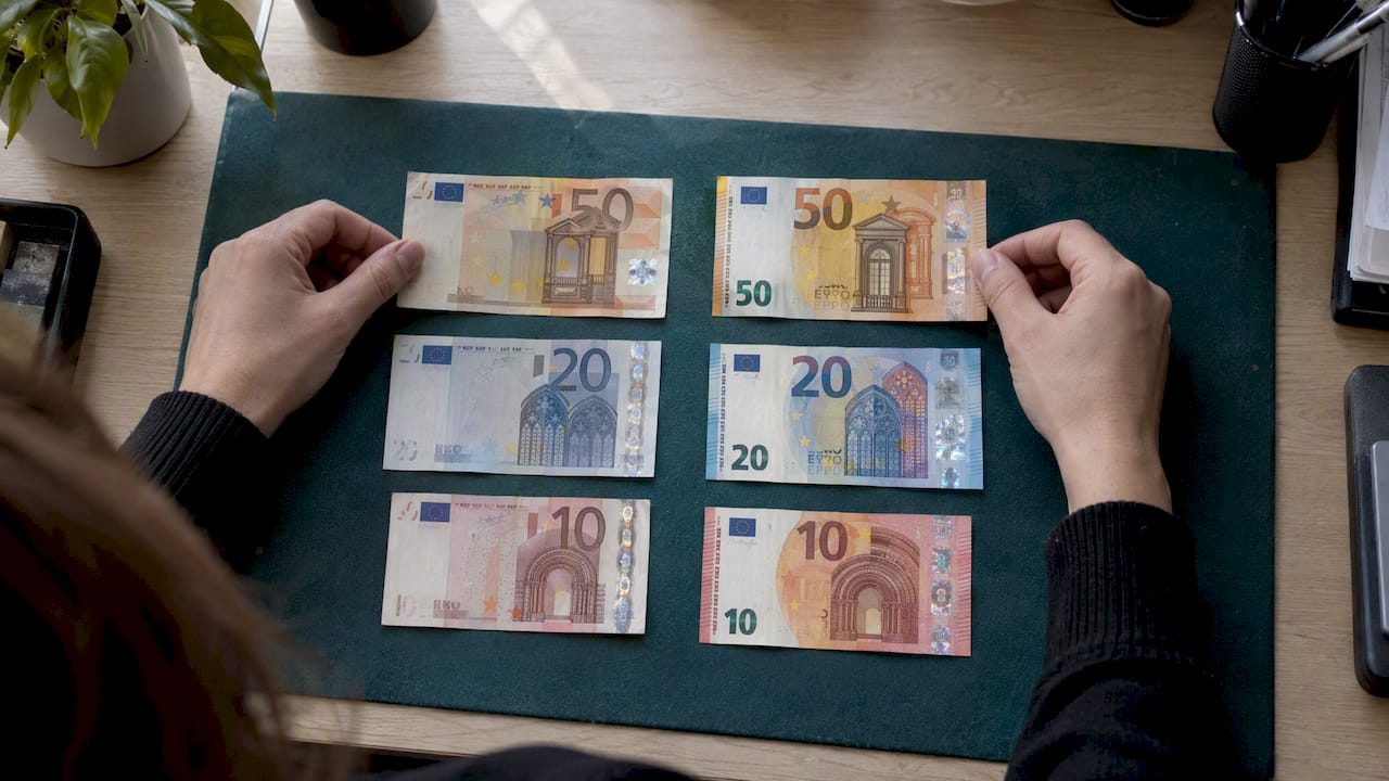 Dviejų eurų banknotų serijų palyginimas